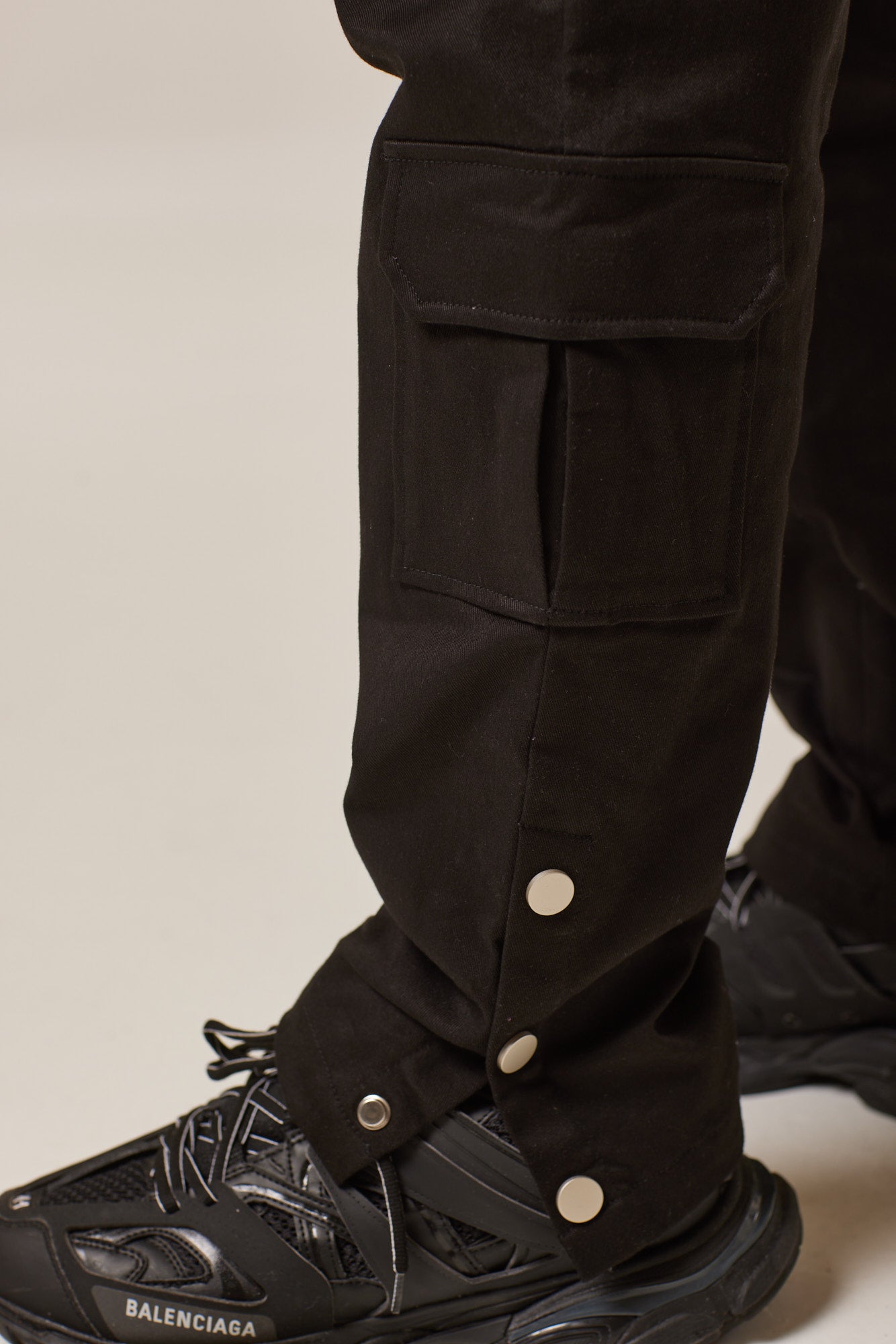BUTTON DETAILING STREETWEAR CARGO PANTS-BLACK